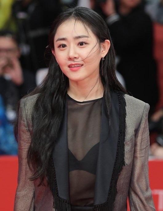 文根英终于美回来了,长直发搭配西装可爱又元气,31岁气质惊艳