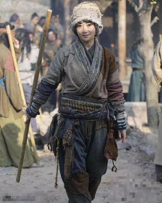 花不弃穿乞丐服很有时尚感,圈内还有哪些女星扮乞丐仍好看?
