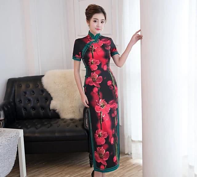 黑底红花旗袍,那一抹娇艳的红,感到一股清新之气!