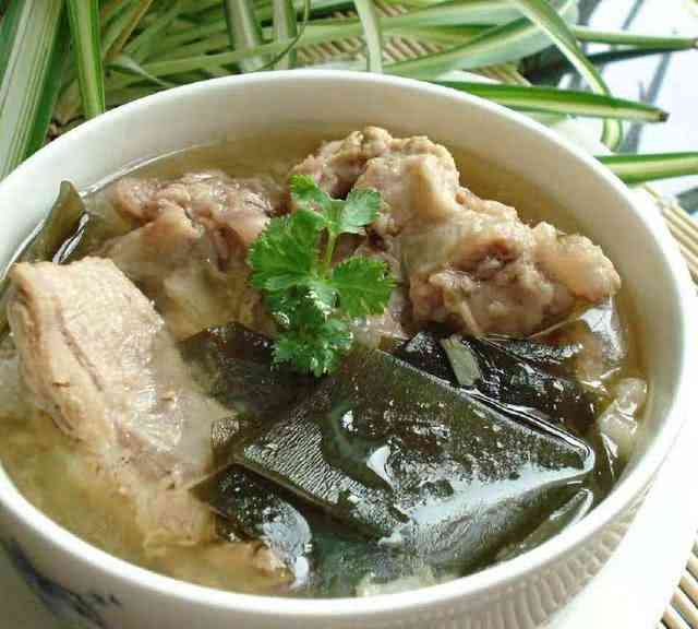 海带骨头汤,香味浓厚喝完之后仿佛有一股热流,流进身体中