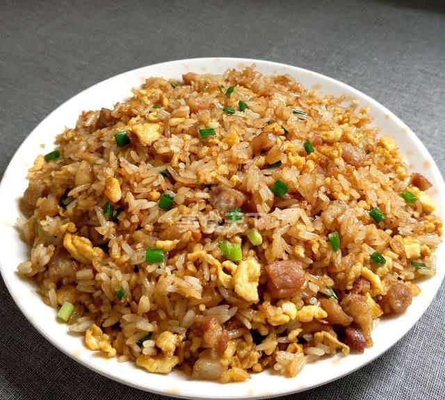 油渣酱油蛋炒饭,干爽营养,口感丰富,粒粒分明超好吃