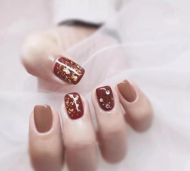 最显手白还超显气质的脏橘色美甲图片,每一款都好美腻