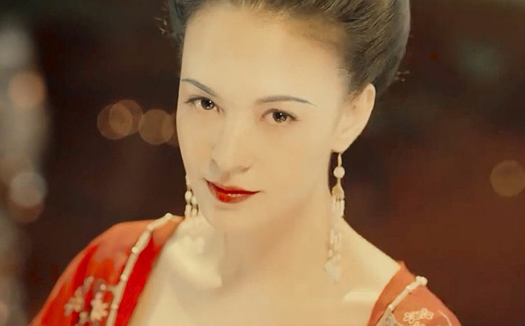 在杨玉环进宫之前,她本来是李瑁的原定王妃,但是自唐玄宗看到她的第一