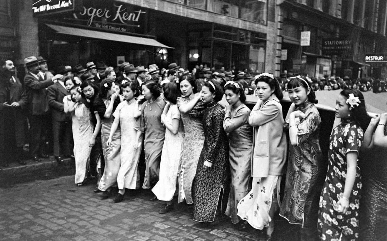 老照片:1938年纽约女华侨为抗日募捐现场,场面令人十分感动
