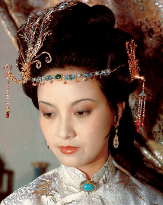 王熙凤的生日宴上,尤氏一句话,暗示了她被休惨死的细节