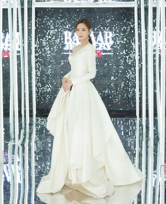 沈梦辰连晚礼服也不肯好好穿了,小露香肩,配一袭白裙却很儒雅!