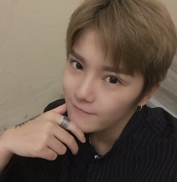 这个人很多人都很好奇他是谁,这个人就是郑诺奇,杨清柠大腿根上的那个