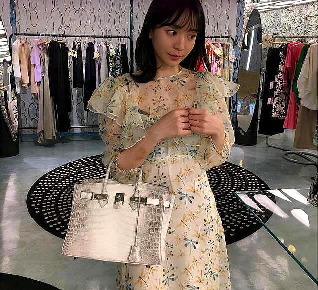 黄荷娜已承认吸毒,网友:背景高没用