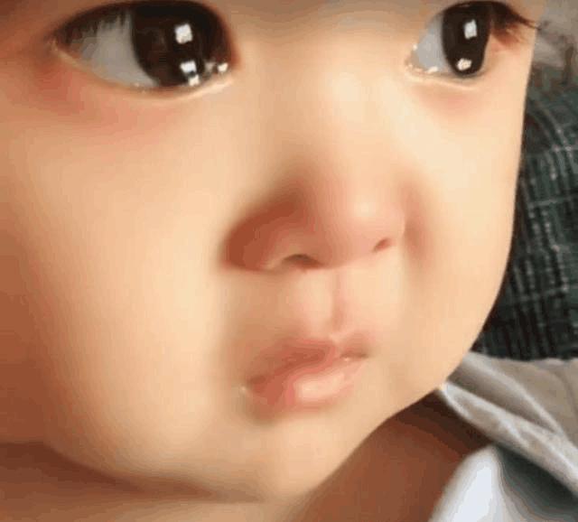 宝宝被哥哥欺负嘟着小嘴,一双水汪汪的大眼睛,太惹人爱了