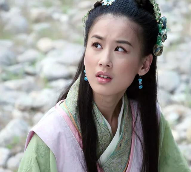 黄圣依颜值幻灭?在米兰时装周的无修图照被曝出,网友直呼被吓到