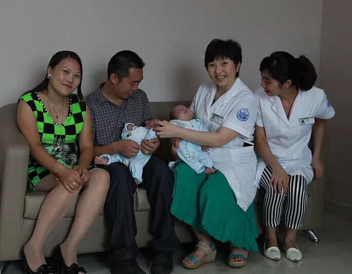 26岁顺产龙凤胎,全家喜气洋洋,孕妇却躲在角落抹眼泪