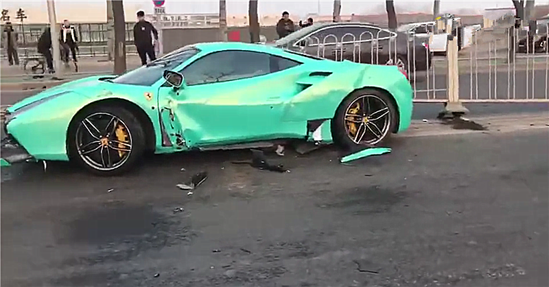 淡绿色法拉利458撞护栏车价448万维修高达百万