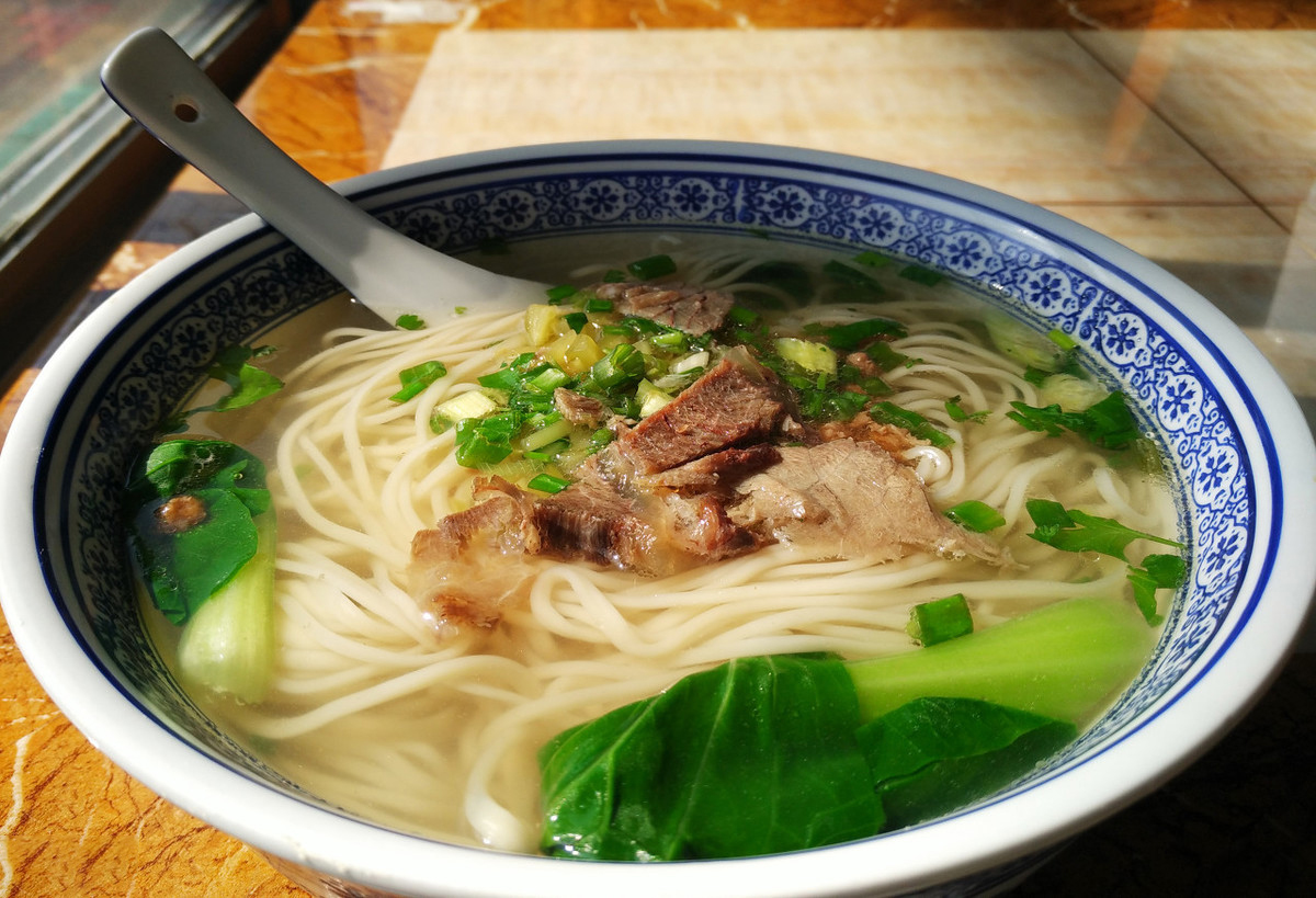 拉面中牛肉片上泛金属青光是什么情况?是牛肉变质了?并非全是!