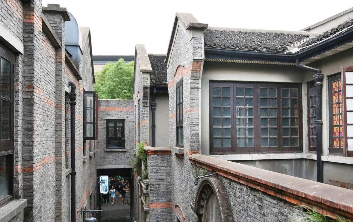 为啥我国许多古建筑喜欢用青砖建房,是青砖比红砖好吗?涨知识了