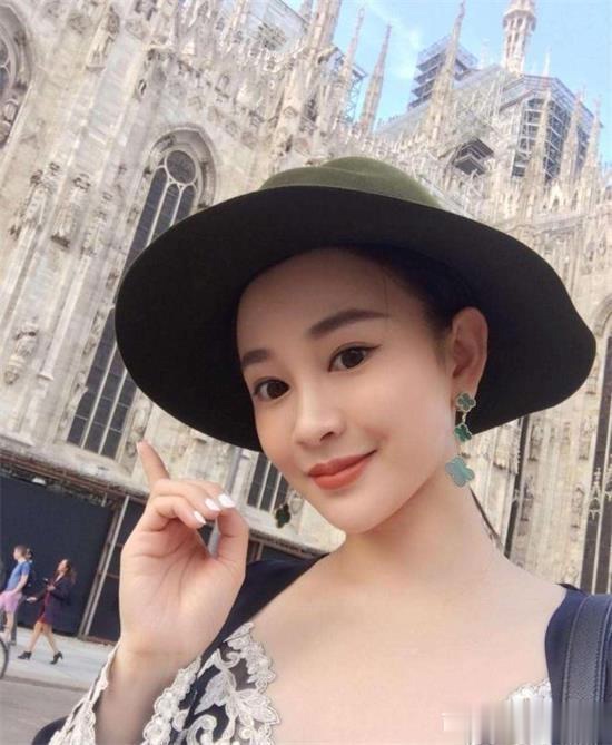 何震亚是谁?曾在师范院校任教,吴秀波工作室大股东