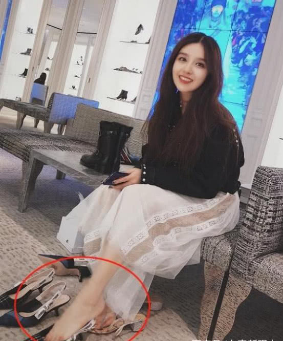 rita又送福利,性感程度不输死库水,网友:裙子再长也遮不住