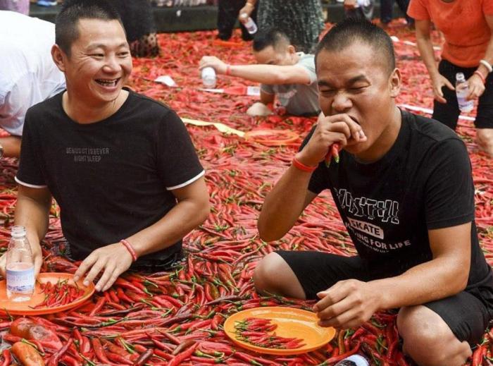 比起吃辣椒, 四川人不算什么, 湖南人才厉害, 连辣椒汤都不放过!