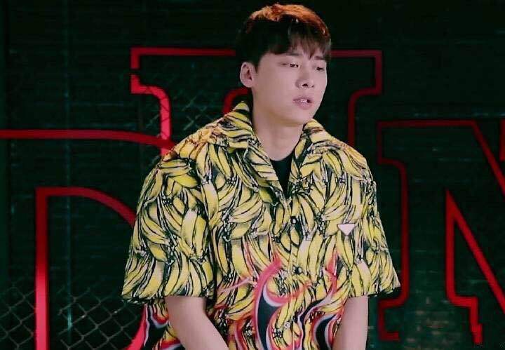 李易峰也变"油腻"了,肿得像发面馒头,看看这件衣服就知道了