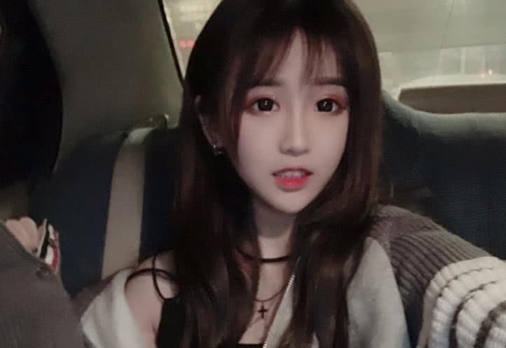 杨清柠真实身材曝光肚上赘肉似老妇女