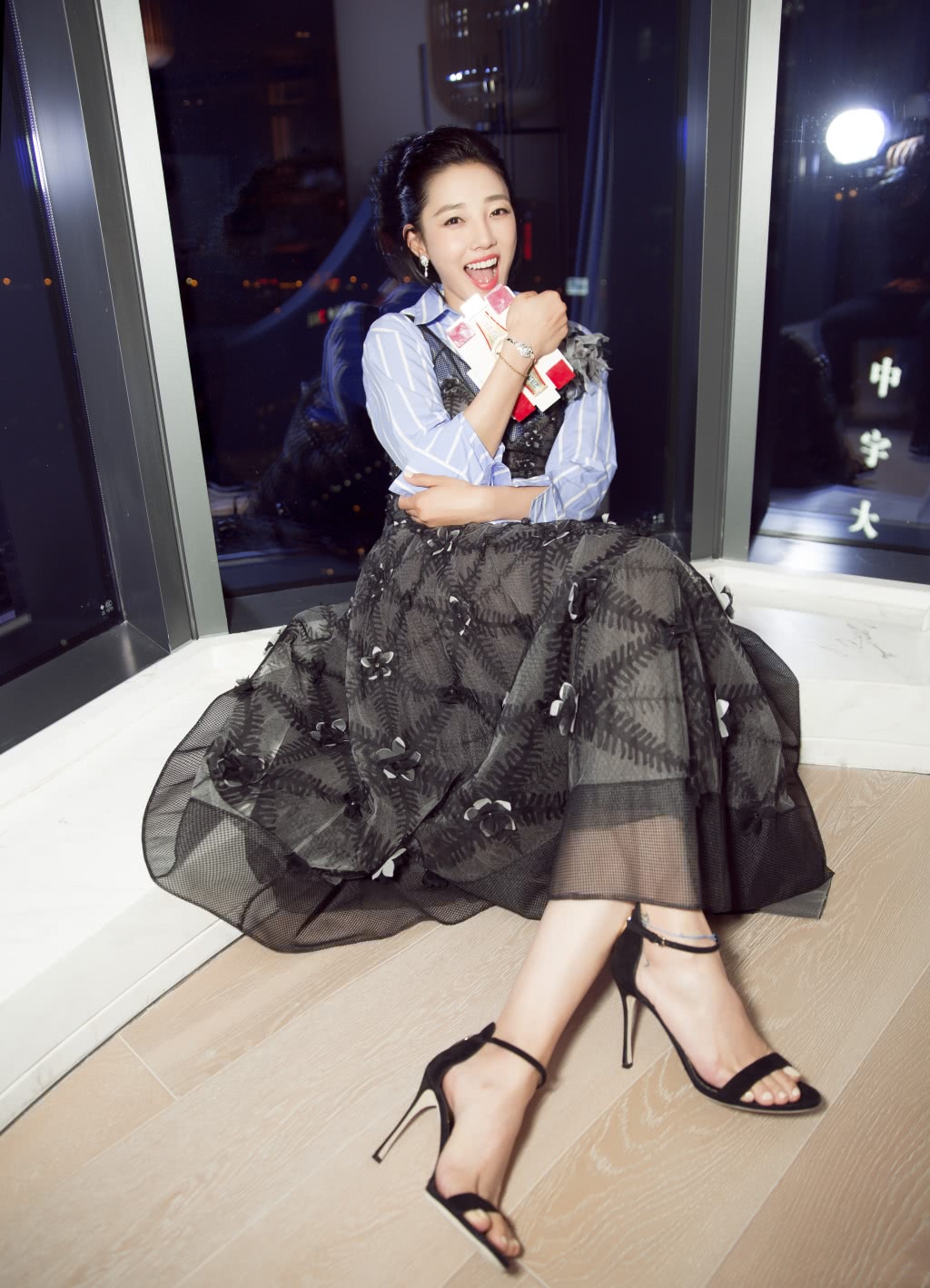 白百何真敢穿!尖头跟这么窄也要穿出门,眼看都快刺到肉里了!