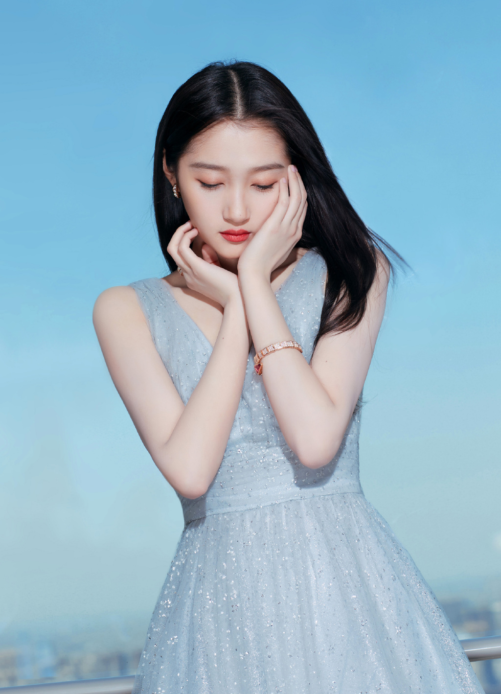 关晓彤就是会穿搭,一件印花t恤搭配超短裙 时髦减龄,美呆了|关晓彤|超