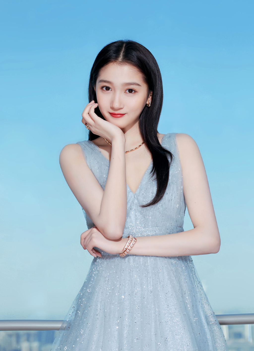 看一下关晓彤最新穿搭造型,还真的非常漂亮,用了一款长发齐腰的直发