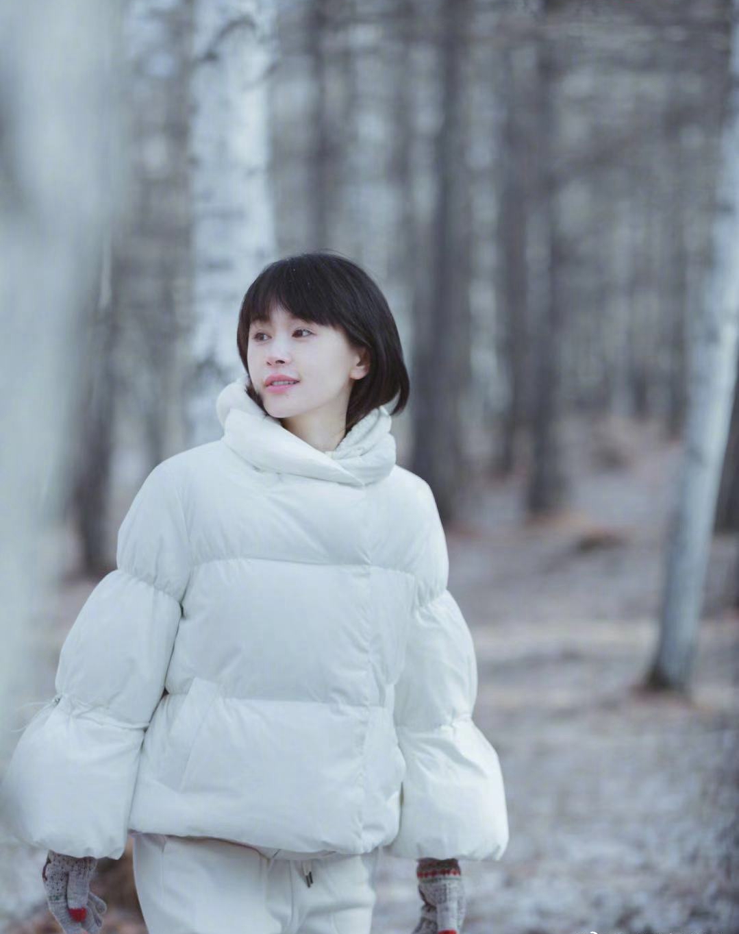 王子文录制《亲爱的客栈》,穿泡泡袖棉服好减龄,不信她31岁了!