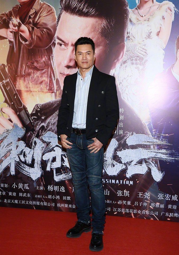 62岁吕良伟出席活动,穿西装配牛仔裤,网友:还是那么英俊潇洒