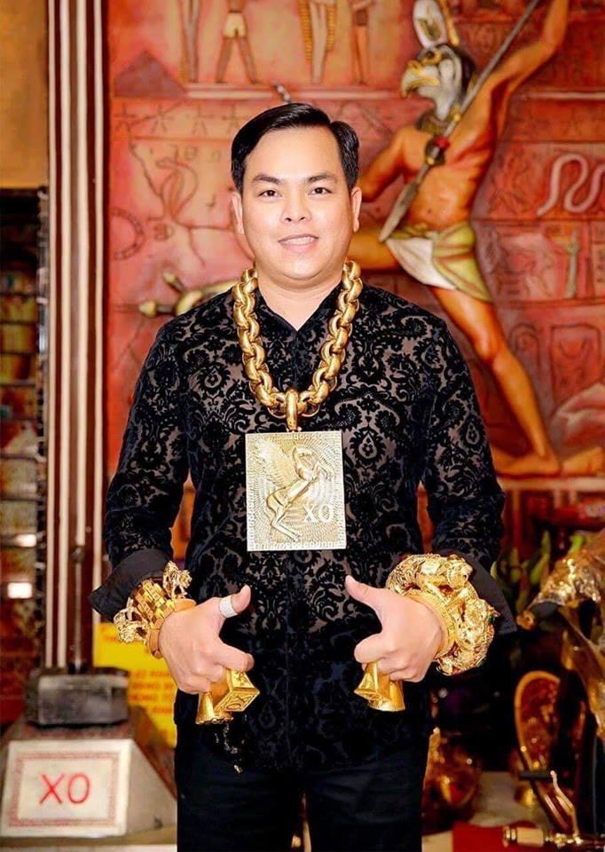 难以置信的是,这名越南"黄金哥"在警局里承认自己所戴的这些黄金首饰