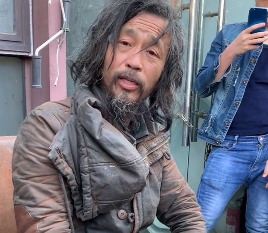 上海金句流浪汉走红之后,身边多了上百名主播