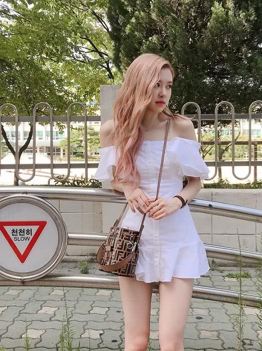 韩国腰精rose晒近照穿最小码裙子都嫌大网友蚂蚁腰