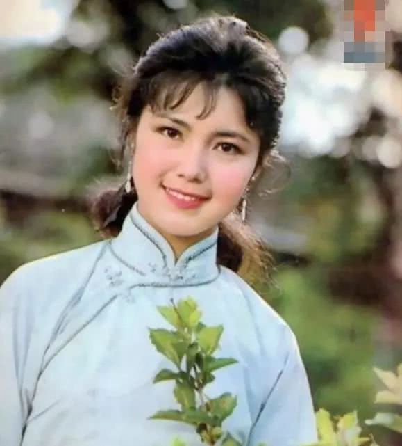 白发气质却胜过刘晓庆姜黎黎最近出现在影视的时候是在《还珠格格3》