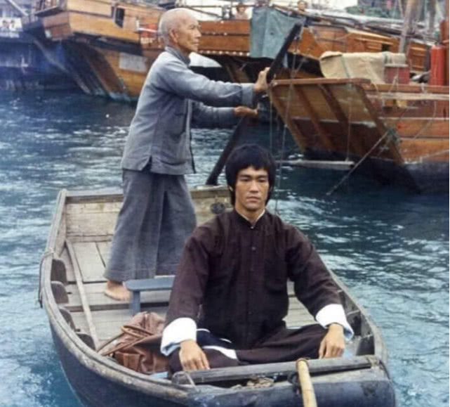 李小龙与师父叶问罕见的合照,两位都是高手,相当的珍贵了