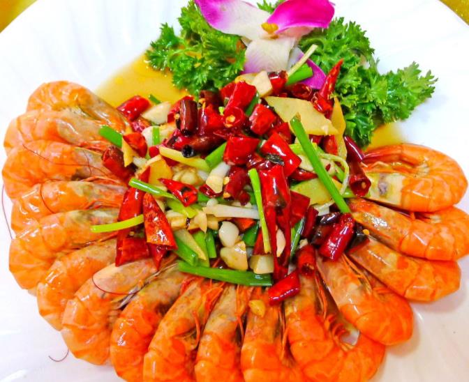 大,头部长满虾脑,滋味最佳,是虾中精品的海捕野生大对虾经过煎烧而成