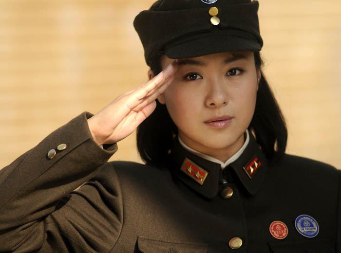 她酷似韩国女神,丈夫是乾隆后代,如今产后大发福依旧美艳