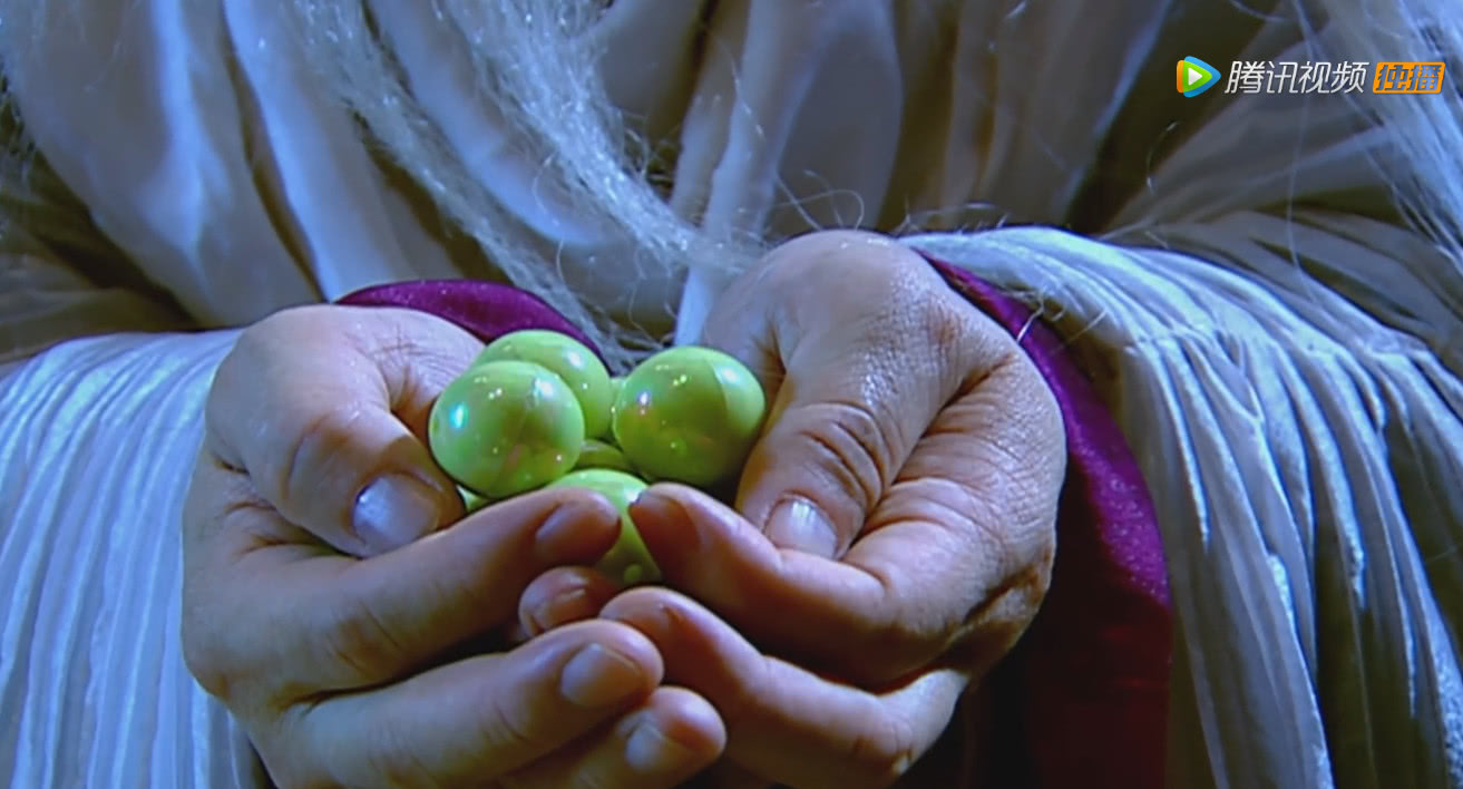 欢天喜地七仙女像过家家,太上老君的仙丹是口香糖,只90后认得