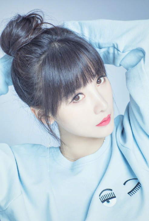 柳岩扎丸子头少女感十足,五官精致,看了让人心动