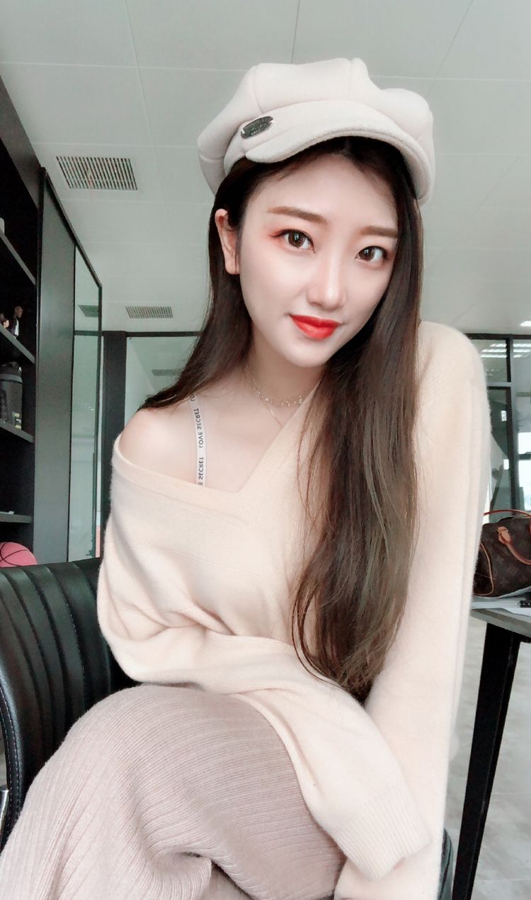 因为原本就是篮球运动员,所以林雪慧对待篮球还是非常的熟悉的,而且