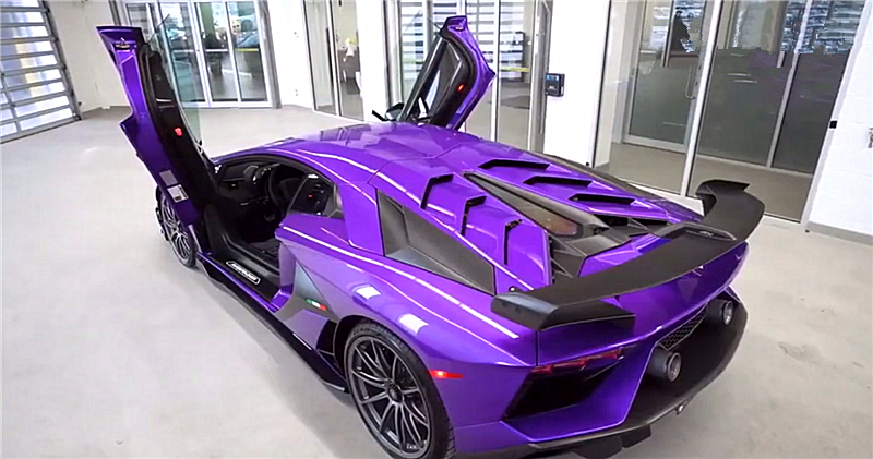 svj 63,车价837万,第一年车险20多万,落地超900万,定位大型跑车,车身