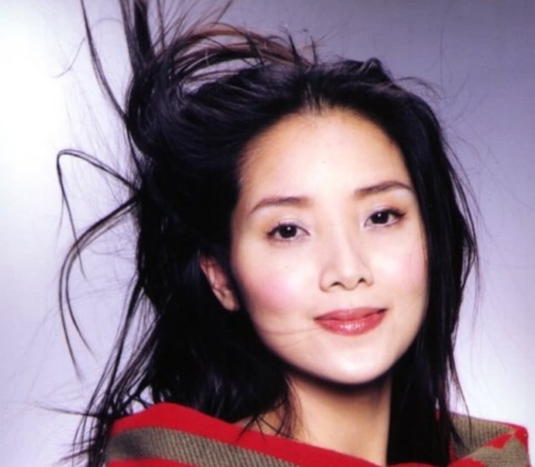 曾被称嘉禾金花13年前嫁给美国富豪今48岁快被遗忘