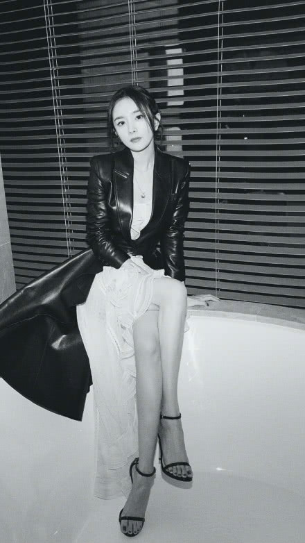 杨幂端坐在浴缸旁,两条纤细美腿实力吸睛,清秀的面庞散发着清纯的气息