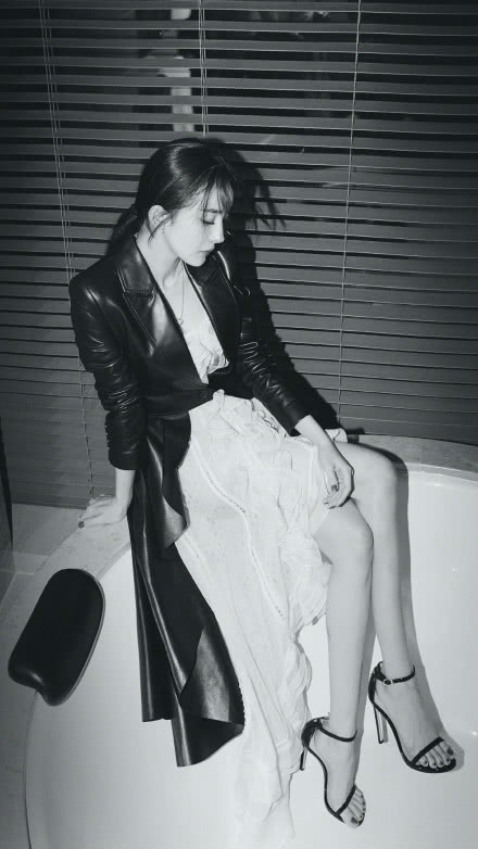 杨幂穿不规则皮衣亮相活动秀性感气质出众筷子腿却让人心疼