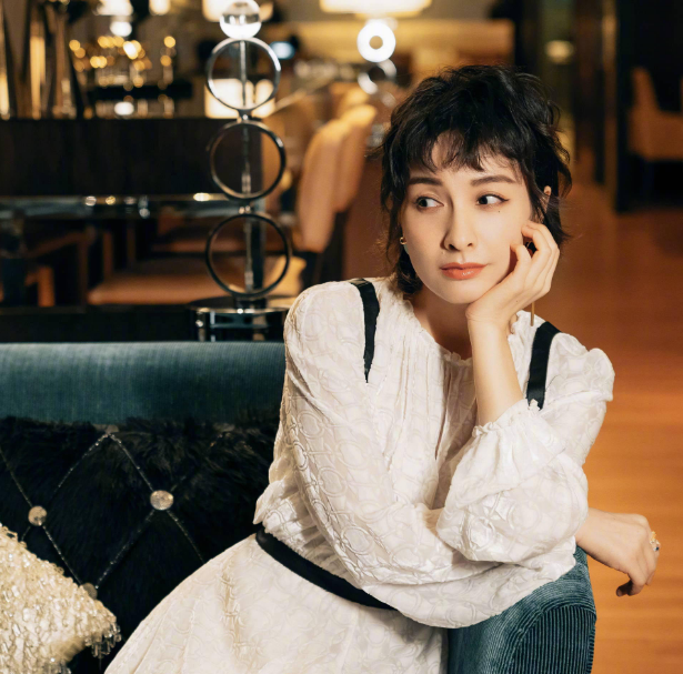 吴昕终于逆袭了!赫本头搭配白色连衣裙气质惊艳!