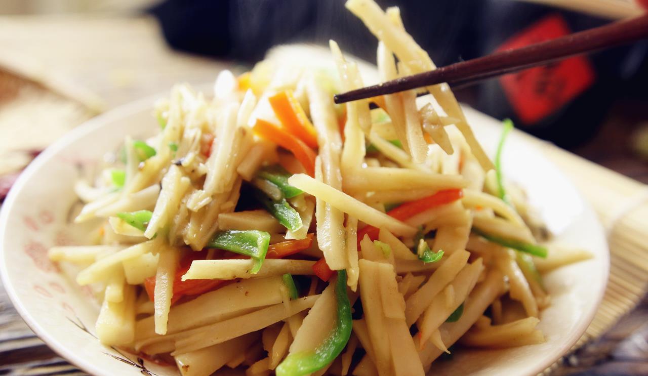 莲藕加点这个调料炒,鲜美又清脆,很多小饭馆都有这道菜!