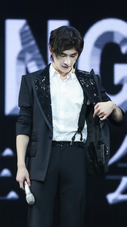 杨洋这次新造型令人惊艳,而粉丝感动的却是这些