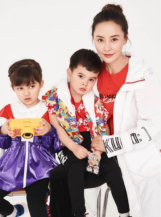 马雅舒带儿女拍亲子大片,俏皮可爱镜头感十足,混血优势令人生羡