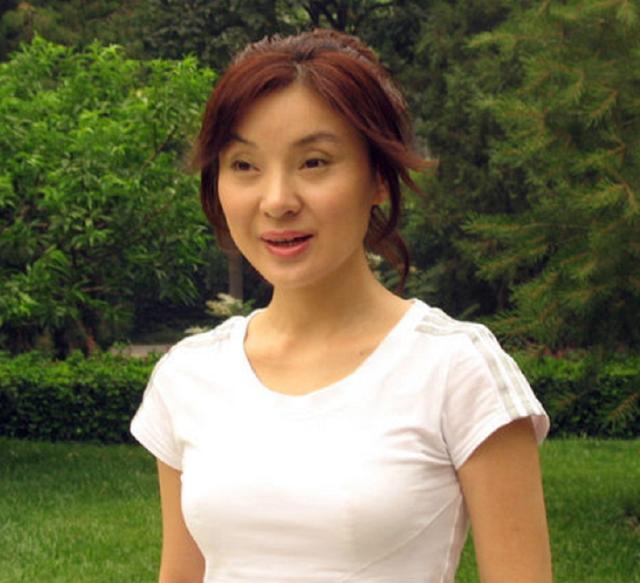 她是国家一级演员曾11次登春晚如今瘫痪在床仅有16岁儿子陪伴