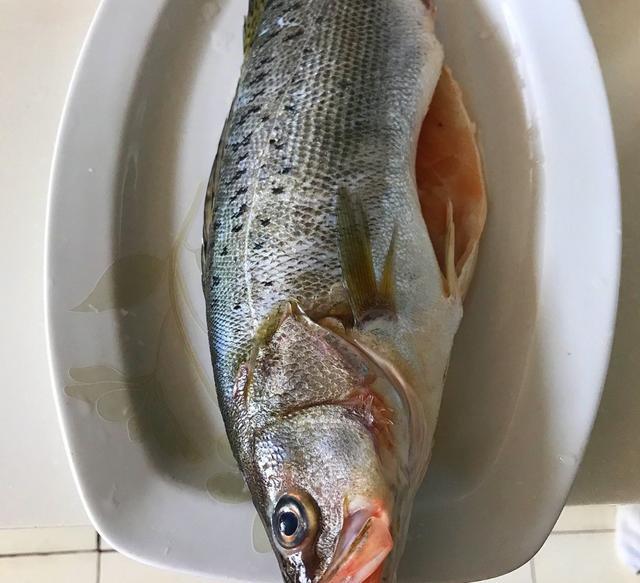 清蒸鱼到底应该是先淋酱油还是先泼热油一条鱼的尊严