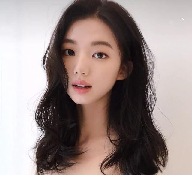 2019年"懒人烫"火了,中长发女生可以作参考!