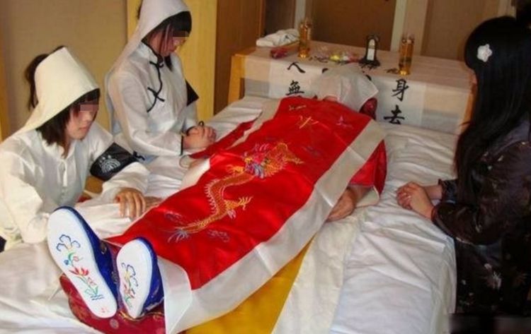 妻子火化前一天托梦想穿红寿衣男子掀开白布瘫在地上